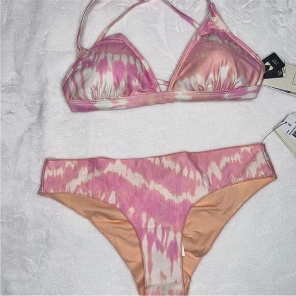 RIP CURL CLASSIC SURF ECO CROSSBACK TRI BIKINI TOP & CHEEKY BIKINI BOTTOM
Medium - Picture 10 of 10